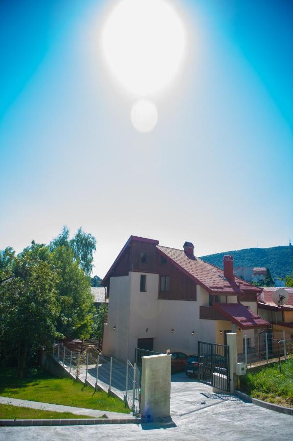 Snug Apartments - Private Parking Near Downtown Braşov Exterior foto